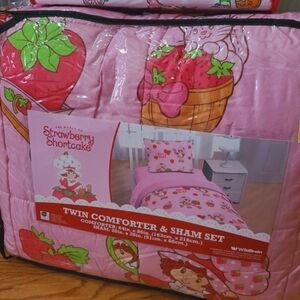 Strawberry Shortcake Comforter & Sham Set 🍓